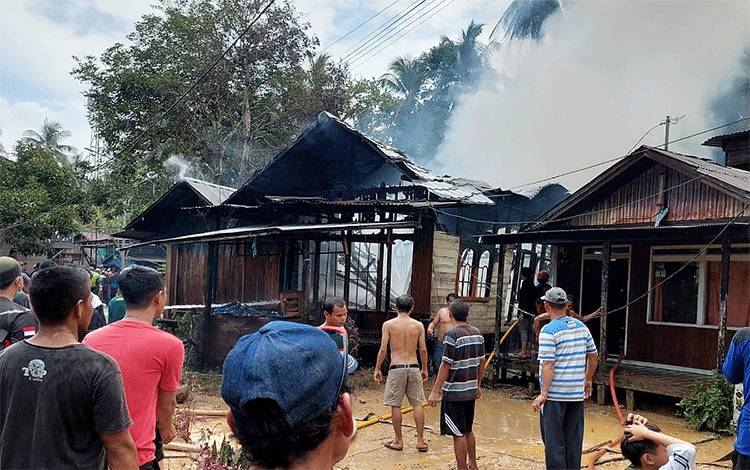 Sebuah Rumah di Tabuk Dalam Ampah Kota Ludes Terbakar