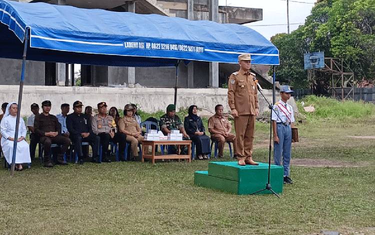 Bupati Gunung Mas Jadi Pembina Upacara Apel Kebangsaan di SMK Katolik