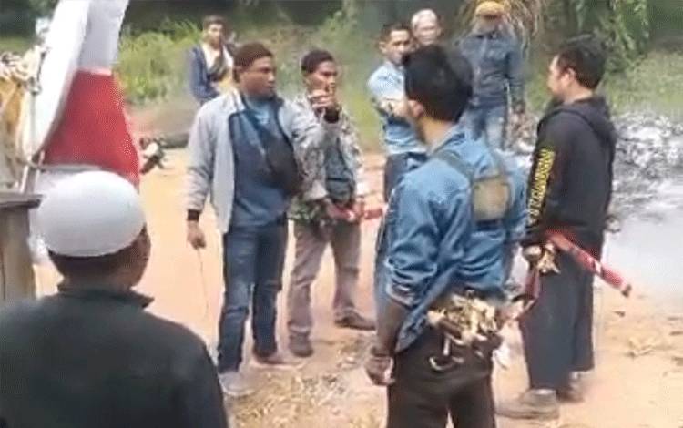 Bentrokan Menewaskan 1 Orang dan 3 Luka-Luka Karena Sengketa Lahan, Polisi Diterjunkan