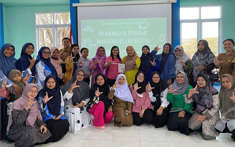 Dispursip Kobar Gaet Siti Akobah dalam Kelas Berbagi Membangun Personal Branding di Era Digital