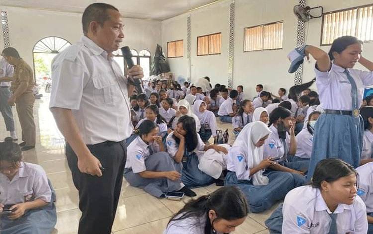 Balai Bahasa Sosialisasi UKBI di SMAN 4 Palangka Raya