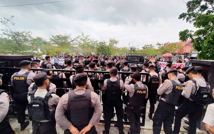 Persidangan Ben Brahim dan Ary Egahni Diwarnai Aksi Damai di Pengadilan Tipikor