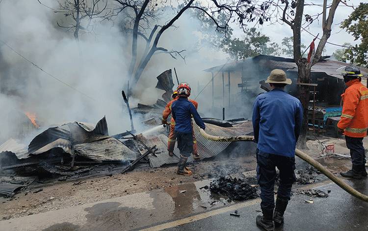 2 Bengkel dan 1 Warung Ludes Terbakar di Sampit