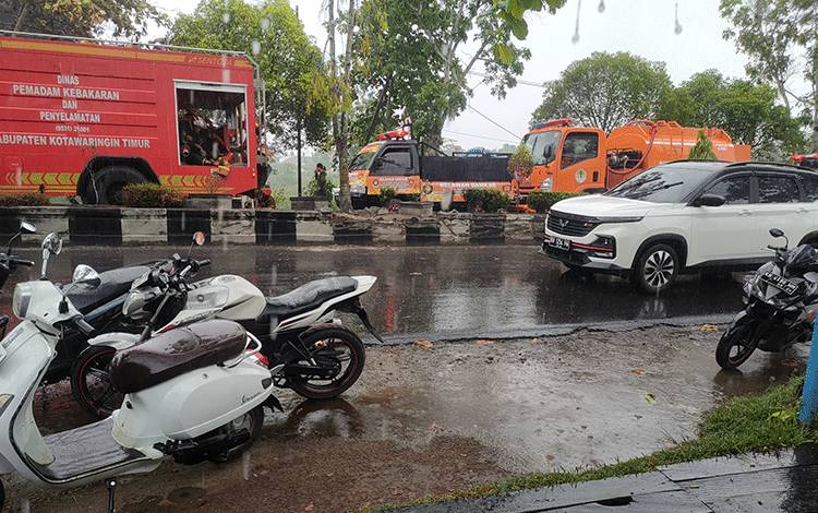 Hujan Lebat Bantu Padamkan Api yang Bakar Bengkel dan Warung di Sampit