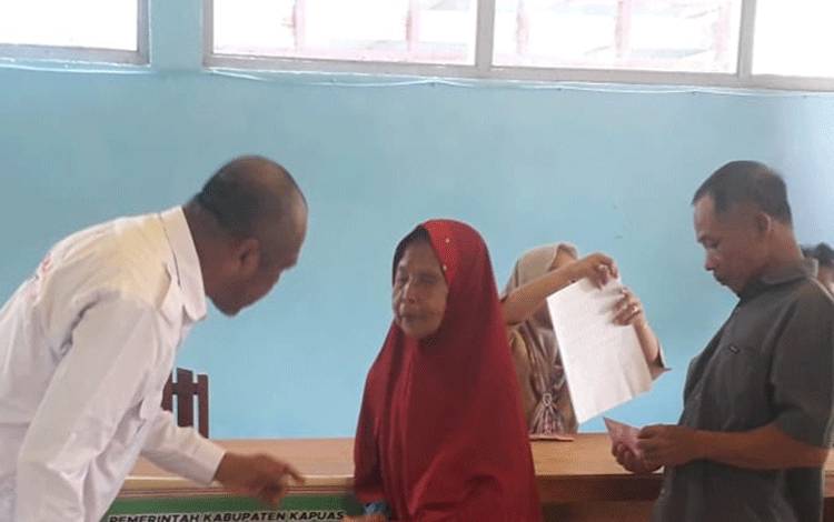Sebanyak 57 KPM Desa Tamban Luar Terima BLT Dana Desa