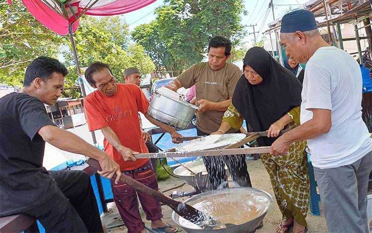 Jalin Silaturahmi Melalui Bubur Baayak di Rabu Terakhir Bulan Safar