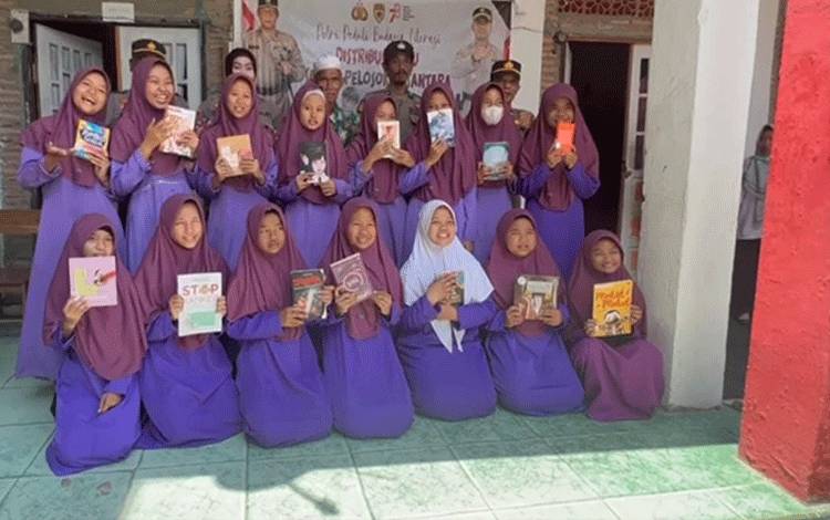 Peduli Literasi, Disarpustaka Kapuas Distribusikan Seribu Buku Dukung Program Polri