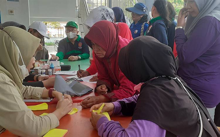 Warga Antusias Ikuti Senam Sehat dan Pemeriksaan Kesehatan Gratis di Dispursip Kobar