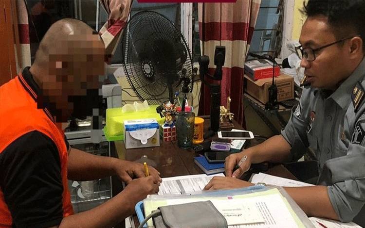 Dokter Rutan Kapuas Periksa Kesehatan 7 Tahanan Baru dari Kejaksaan