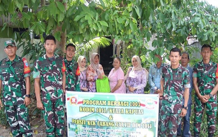 Persit KCK Kodim 1011 Kuala Kapuas Beri Bantuan Sembako Terhadap Warga