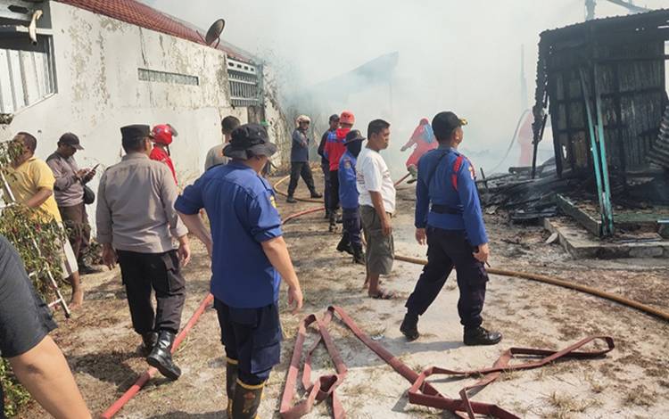 Sebuah Rumah Milik Pensiunan Polisi Terbakar