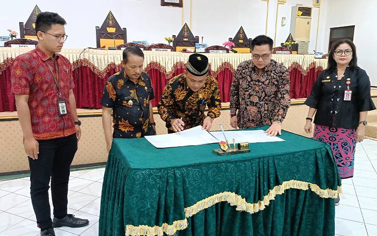 Wakil Bupati Barito Timur Sampaikan Pendapat Akhir Terkait Raperda Penyelenggaraan Kepelabuhanan dan Jalan Umum