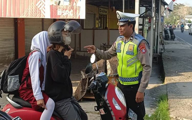 Satlantas Polres Kapuas Ingatkan untuk Pengendara Selalu Klik Helm