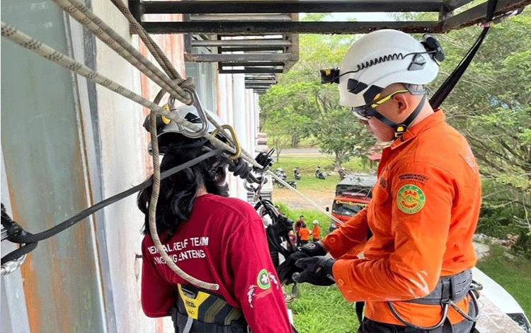 Basarnas Palangka Raya Beri Materi HART ke Tim Medis UPR