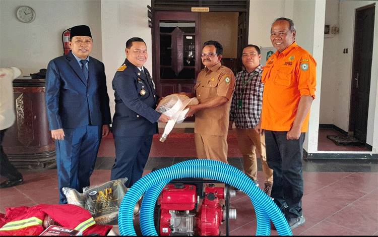 Desa Satiruk Terima Hibah Alat Pemadam Kebakaran