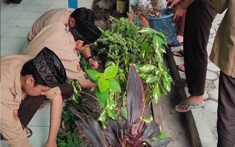MAN Kapuas Ajarkan Peserta Didik Sikap Tanggungjawab dan Peduli Lingkungan Lewat Kerja Bakti