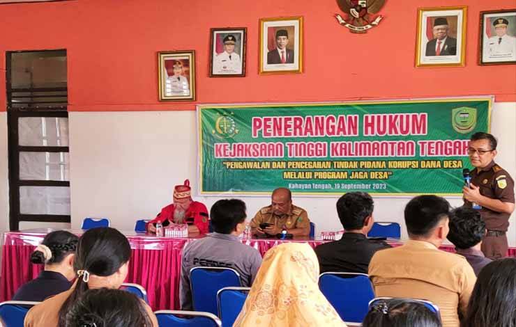 Kasi Penkum Dodik Mahendra saat memberikan materi terkait Kegiatan program Jaga Desa di Kantor Kecamatan Kahayan Tengah, Selasa, 19 September 2023 (Foto: Penkum Kejati Kalteng)