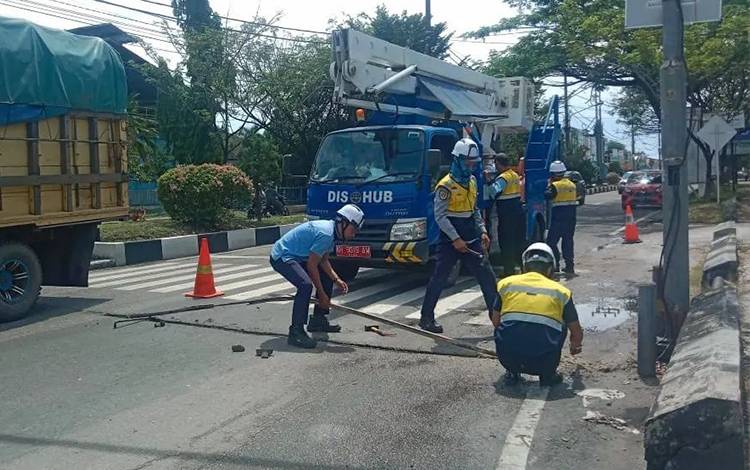 Jaga Kelancaran Lalu Lintas, Dishub Perbaiki Kabel Lampu Merah