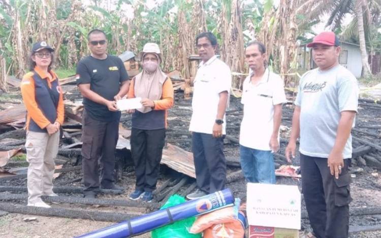 Warga Terdampak Kebakaran Rumah di Desa Anjir Serapat Tengah Dapat Bantuan