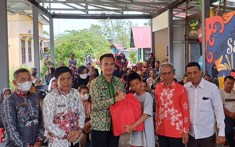 65 Penyandang Disabilitas di Mentawa Baru Ketapang Terima Bantuan Atensi PPPKS