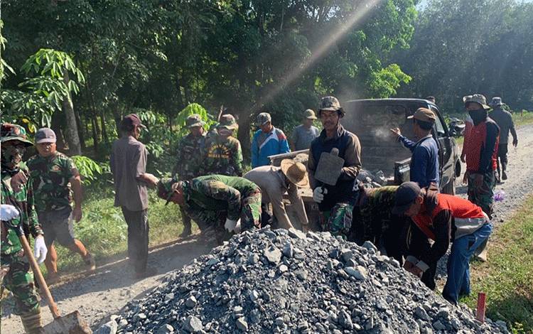Satgas TMMD ke-118 Mulai Lakukan Peningkatan Badan Jalan di Desa Sidorejo