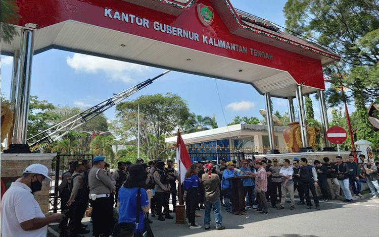 Aliansi MP3D Geruduk Kantor Gubernur Kalteng Desak Pj Bupati/Walikota Putra Daerah
