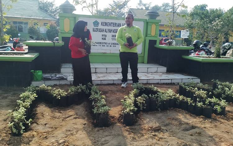 MAN 1 Sukamara Menerima Ratusan Polibag Tanan Bunga dari DLH?