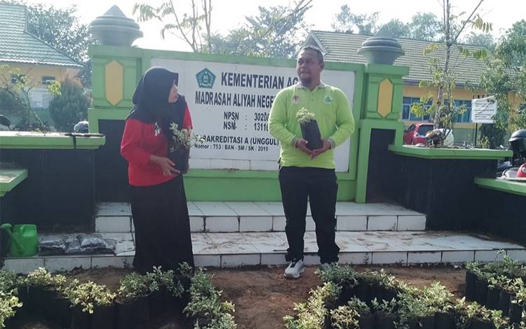 DLH Harapkan Pembangian Ratusan Tanaman Bunga Tingkatkan Cinta Siswa Terhadap Lingkungan??