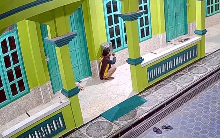 Aksi Maling Kotak Amal di Masjid Baburrahmah Pangkalan Bun Terekam CCTV