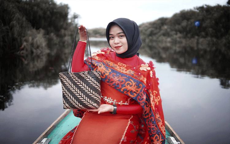 Kaum Milenial Bangga Memakai Tas Rotan Sebagai Fashion
