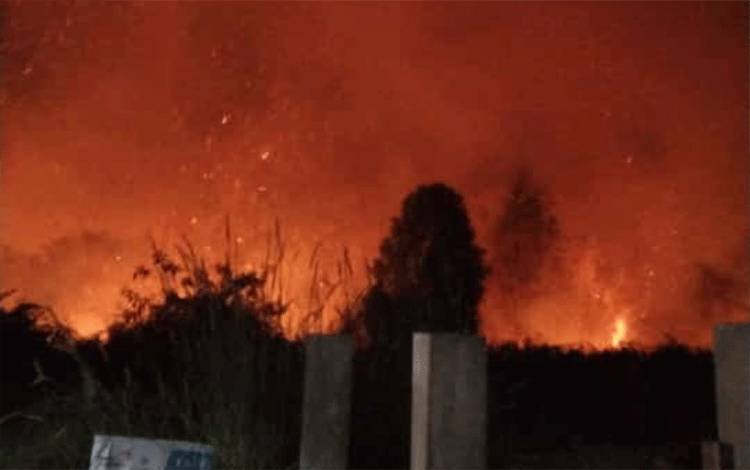Kebakaran Lahan Kembali Dekati Perumahan Graha Pramuka Sampit?