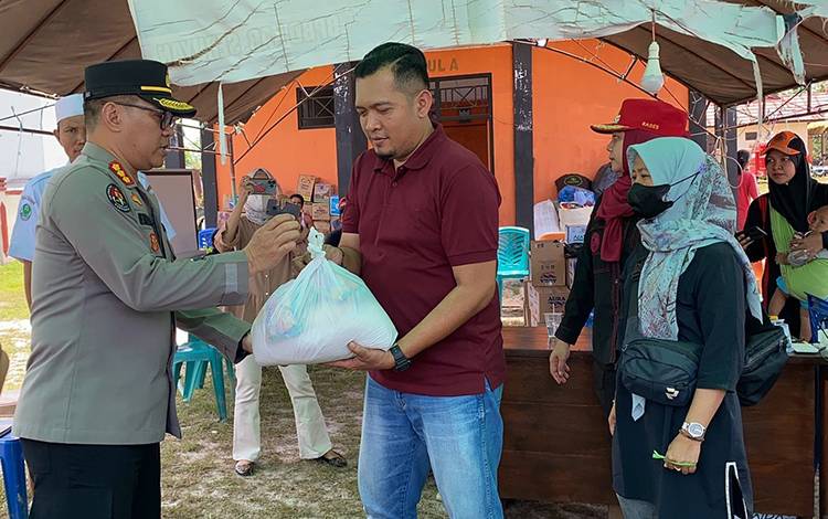 Polda Kalteng Bagikan Sembako Ke Warga