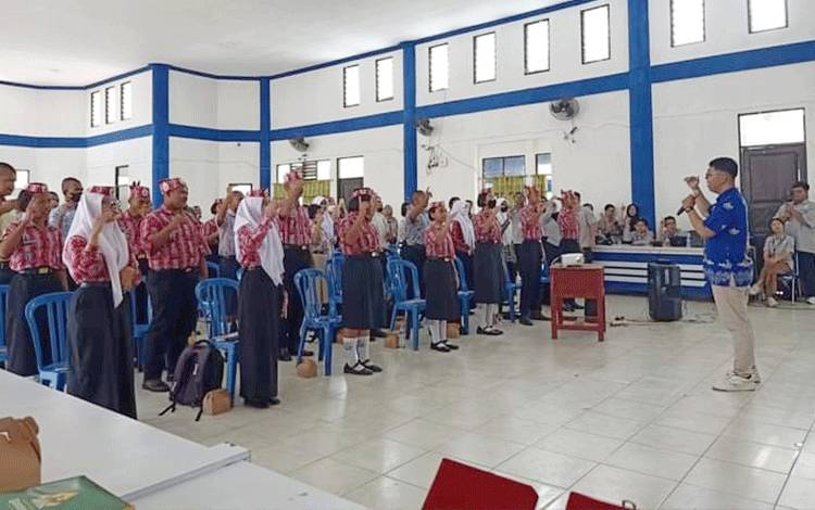 Mahasiswa Fakultas Kedokteran Gelar Seminar Bahasa Isyarat di SMAN 5 Palangka Raya