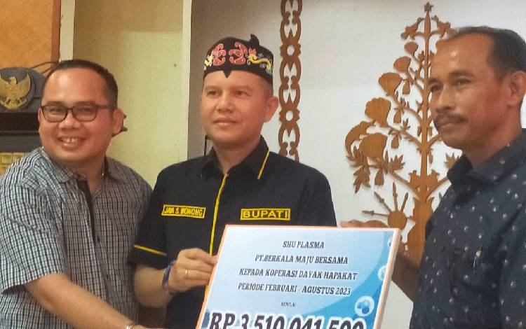 Bupati Gunung Mas Serahkan SHU dari PBS kepada Ratusan Anggota Koperasi