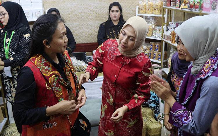 Ketua Umum Bhayangkari Juliati Sigit Prabowo Gunakan Produk Unggulan Bhayangkari Cabang Kapuas