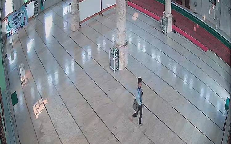 Seorang Pria Diburu Polisi Setelah Mencuri Kotak Amal Masjid untuk Maulid Nabi