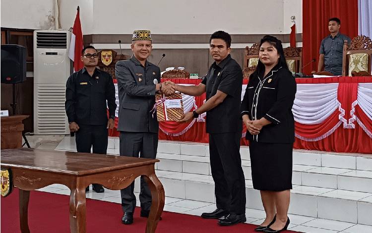 DPRD dan Bupati Gunung Mas Menandatangani Persetujuan Bersama Raperda Perubahan APBD 2023