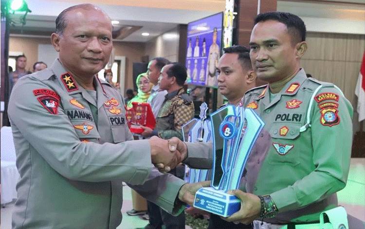 Tiga Kasatlantas Raih Penghargaan dari Kapolda Kalteng