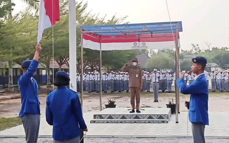 Upacara Senin SMAN 5 Palangka Raya Diselimuti Kabut Asap