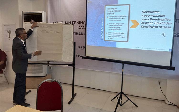 Kesbangpol Kalteng Berikan Materi Peningkatan Kapasitas Aparatur Desa