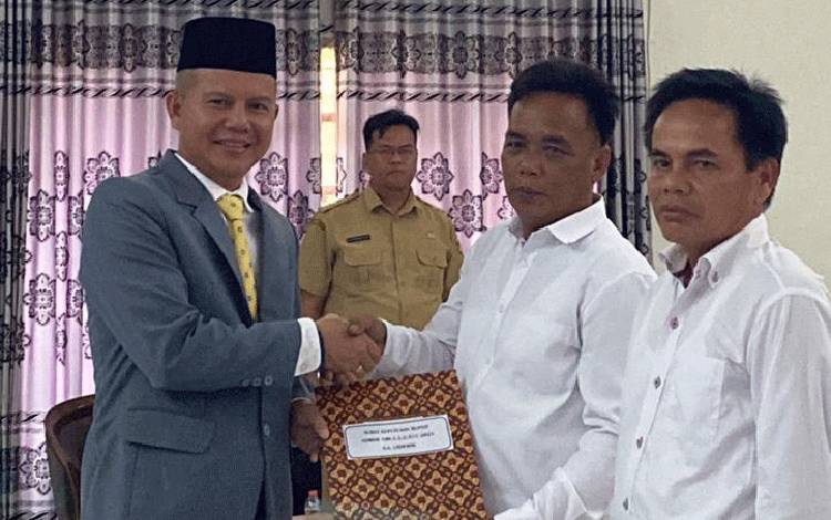 Bupati Gunung Mas Resmikan 2 Anggota BPD Pengganti Antar Waktu