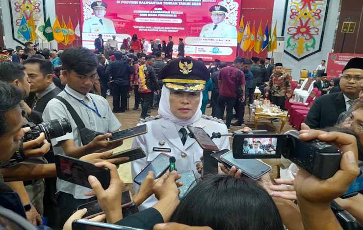 Pj Wali Kota Palangka Raya Hera Nugrahayu saat diwawancara awak media,di Aula AJT lantai II Kantor Gubernur Kalteng, Senin, 25 September 2023 (Foto:Marini)?