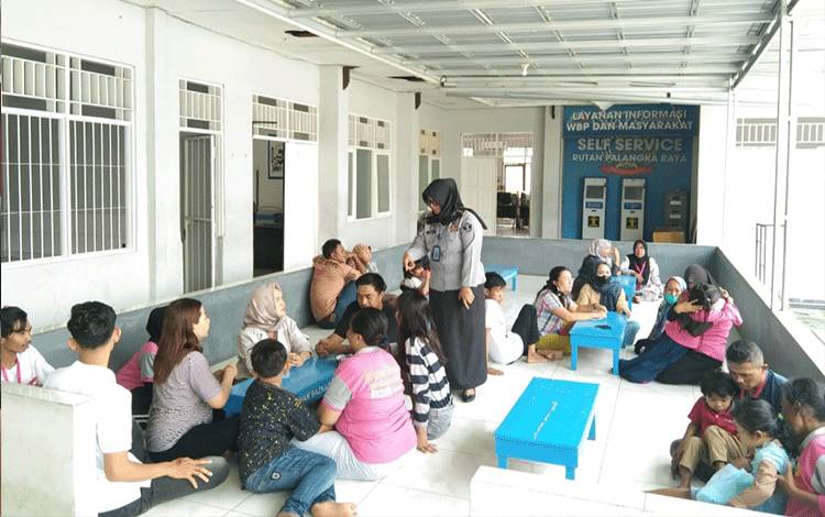 Ratusan Keluarga WBP Berkunjung ke Lapas Perempuan Palangka Raya Setelah Seminggu Lebih Tidak Membuka Layanan Tatap Muka