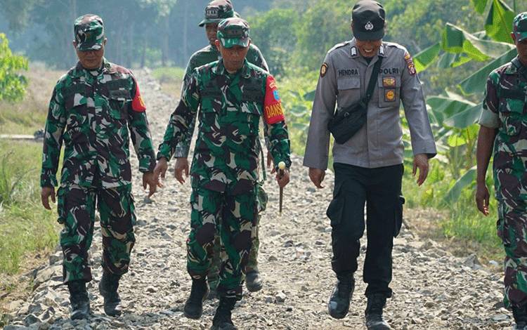 Dandim 1011 Kuala Kapuas Tinjau Peningkatan Badan Jalan Kegiatan TMMD ke-118 di Desa Sidorejo