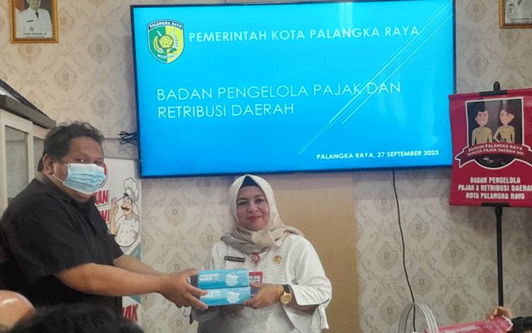 Kabut Asap Melanda Kota Palangka Raya, Relawan Kemanusian Bagikan Masker Gratis