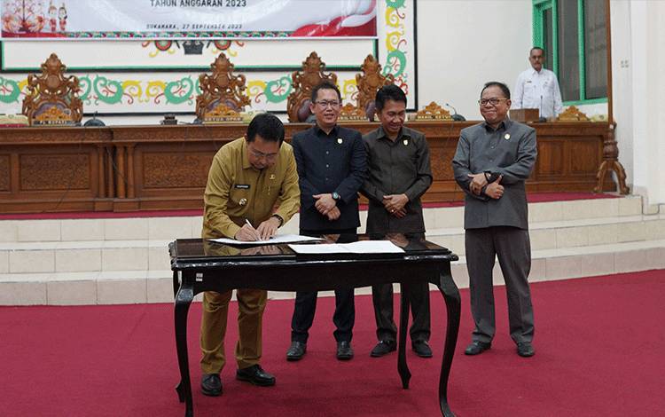 Pemkab Sukamara dan DPRD Tandatangani Persetujuan RAPBD Tahun Anggaran 2023
