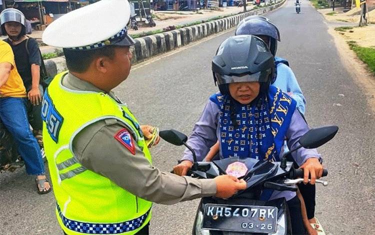 Di Pengujung Operasi Zebra, Satlantas Polres Lamandau Sosialisasi Kamseltibcarlantas