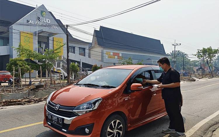RSUD Palangka Raya Bagi Masker untuk Mencegah ISPA