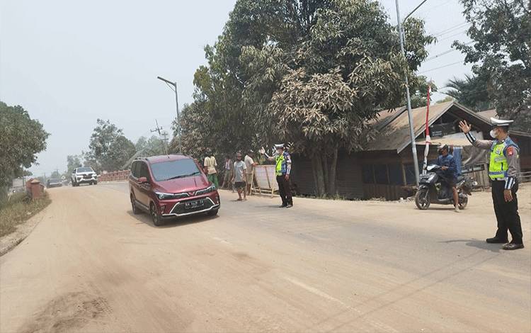 Satlantas Polresta Palangka Raya Atur Lalu Lintas di Lokasi Penimbunan Jalan Kameloh Baru
