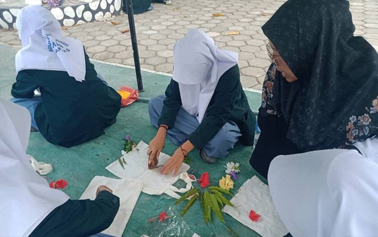 Peserta Didik MAN Kapuas Manfaatkan Tumbuhan Sekitar Madrasah Ciptakan Tas Kreasi